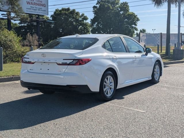 2025 Toyota Camry LE - Photo 3