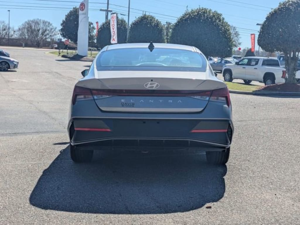 Used 2025 Hyundai Elantra SEL Convenience Sedan