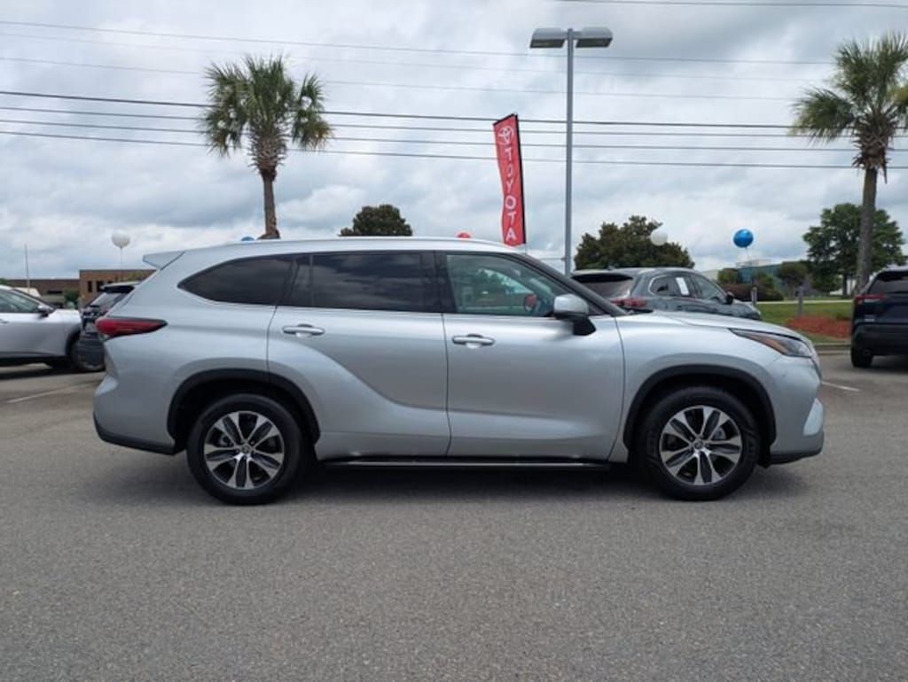 Used 2022 Toyota Highlander Hybrid XLE SUV