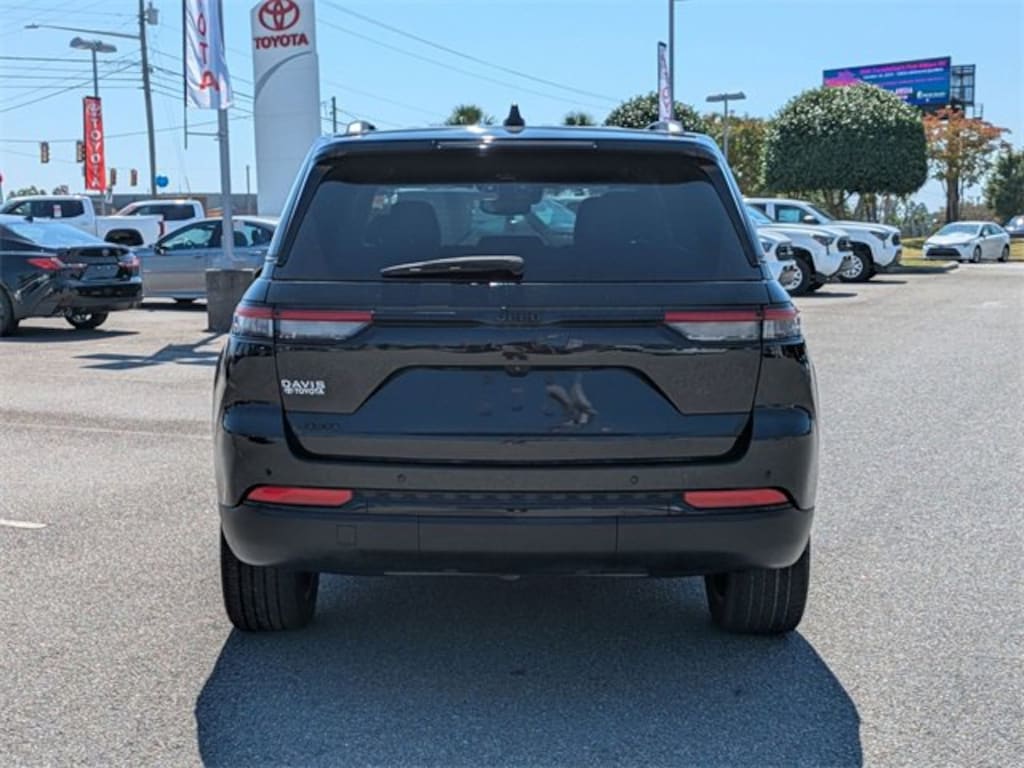 Used 2023 Jeep Grand Cherokee Laredo SUV