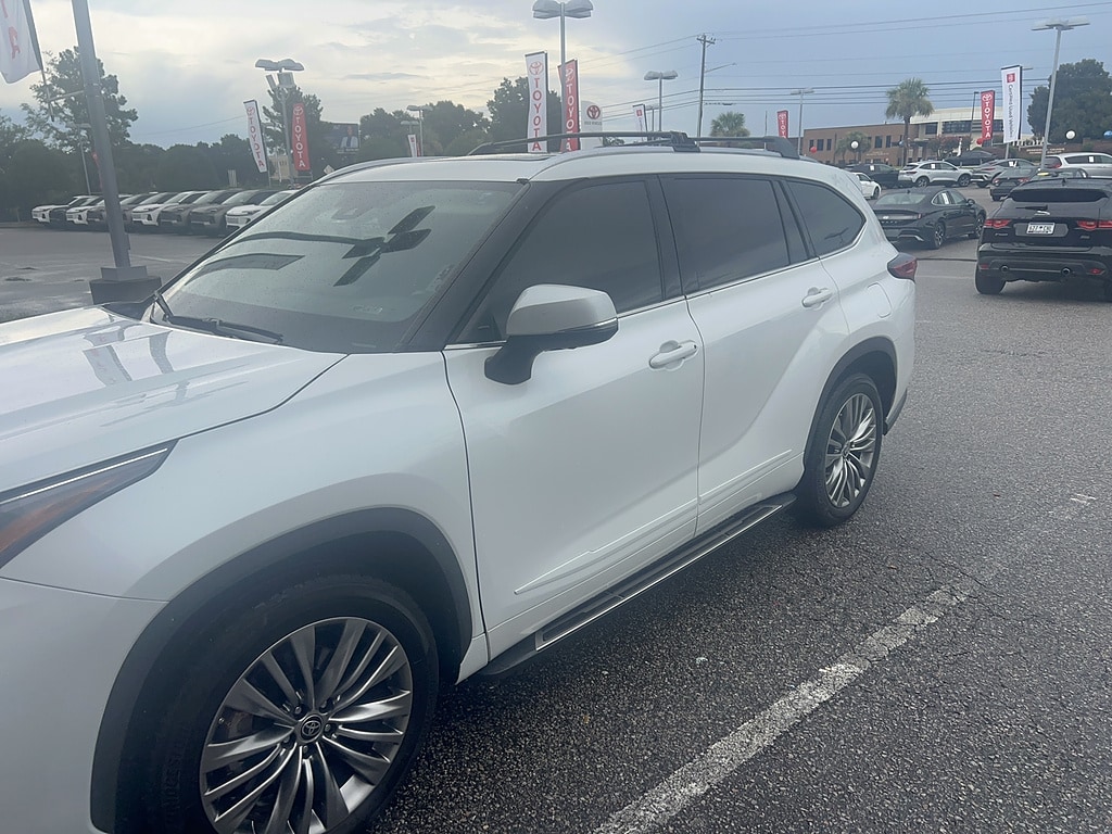 Used 2022 Toyota Highlander Hybrid Platinum SUV