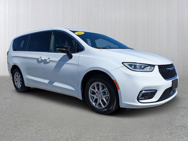 2025 Chrysler Pacifica Select's photo