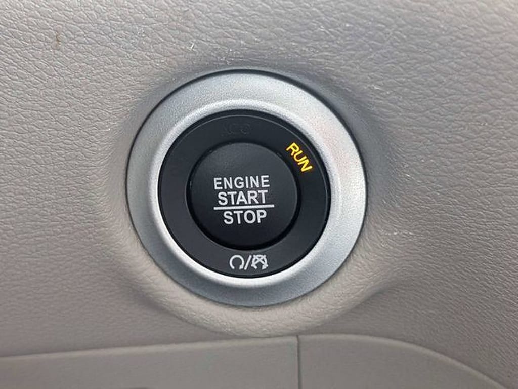 2024 Chrysler Pacifica Touring L - Photo 11