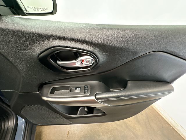 Thumbnail: 2021 Jeep Cherokee - 24