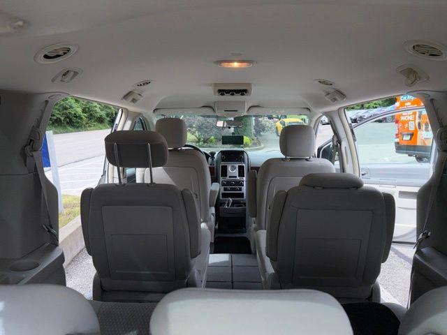 Thumbnail: 2010 Chrysler Town & Country - 18