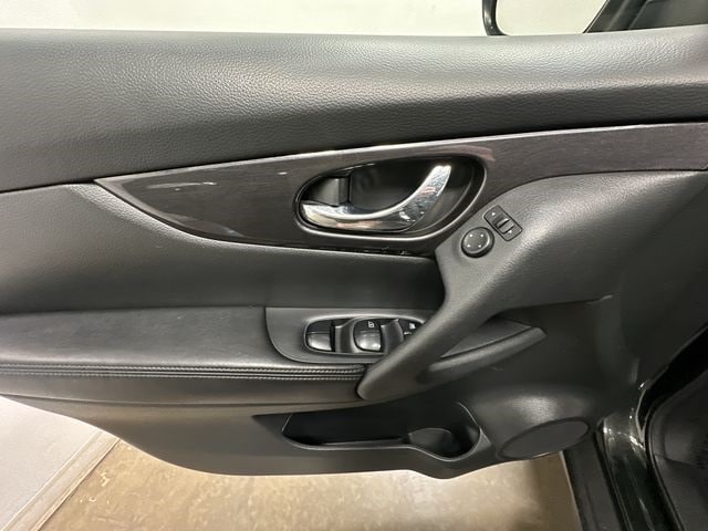 2018 Nissan Rogue SV 17