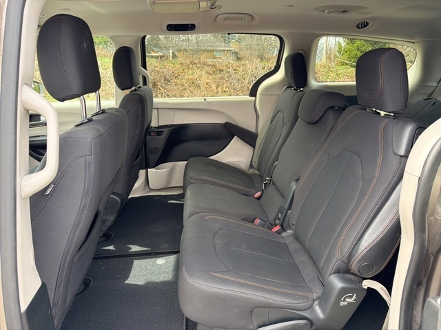 Thumbnail: 2018 Chrysler Pacifica - 18