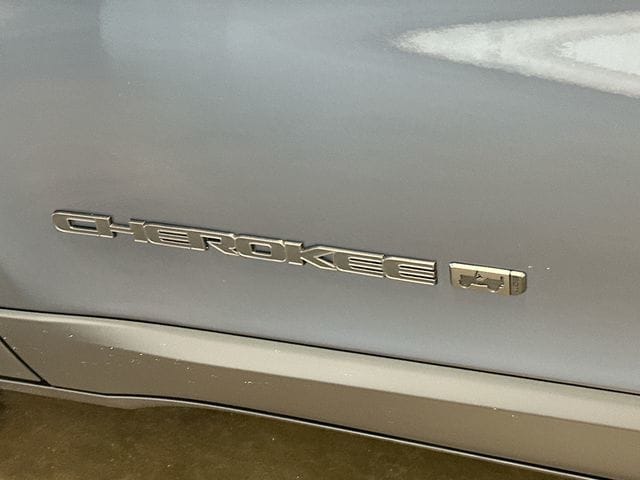 Thumbnail: 2021 Jeep Cherokee - 29