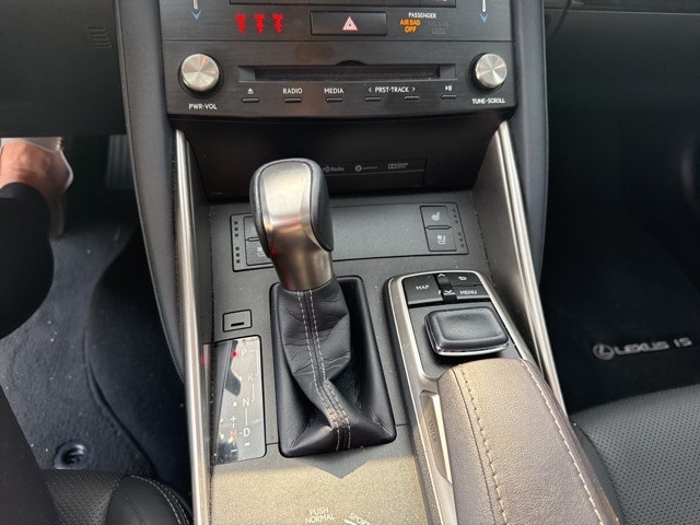 2017 Lexus IS  12