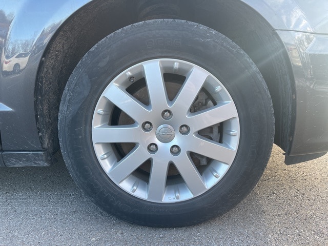 Thumbnail: 2016 Chrysler Town & Country - 7