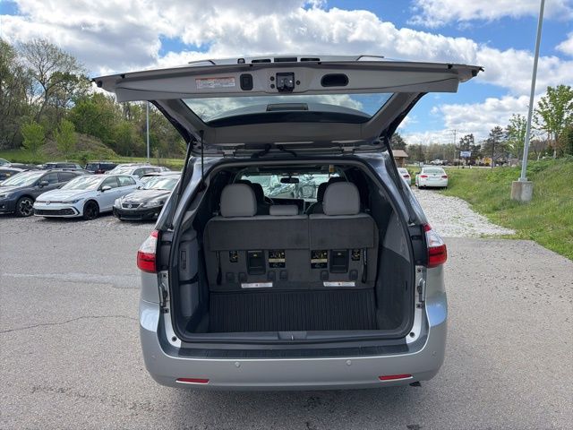 Thumbnail: 2017 Toyota Sienna - 11