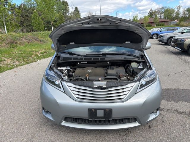 Thumbnail: 2017 Toyota Sienna - 3