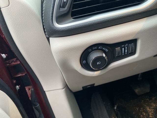 Thumbnail: 2023 Chrysler Pacifica - 19