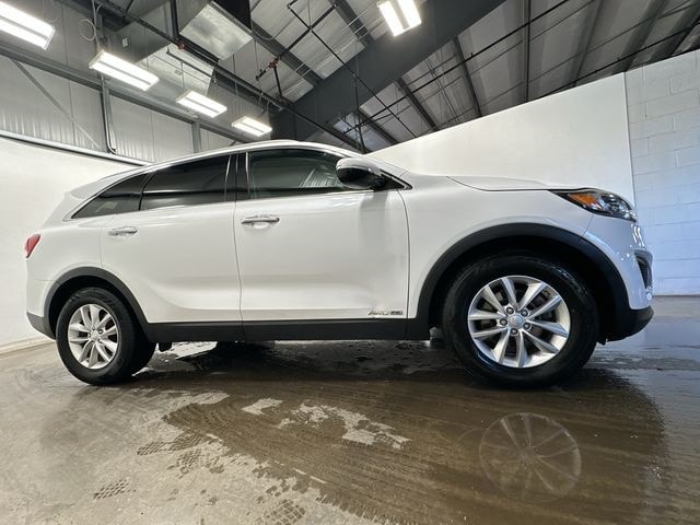 Thumbnail: 2017 Kia Sorento - 3