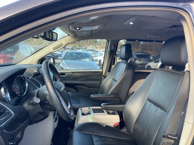 Thumbnail: 2016 Chrysler Town & Country - 18