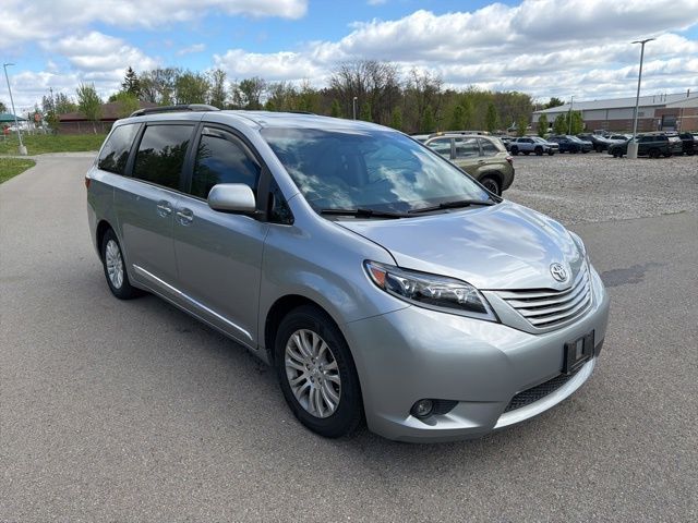 Thumbnail: 2017 Toyota Sienna - 5
