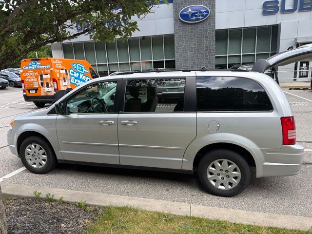 Thumbnail: 2010 Chrysler Town & Country - 25