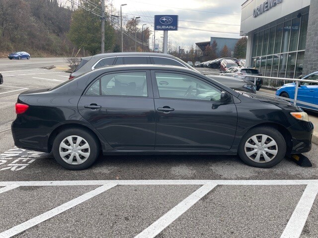2011 Toyota Corolla LE photo 3