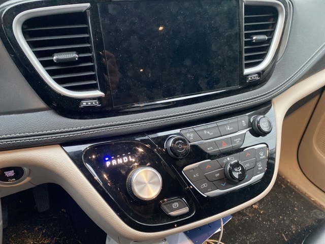 Thumbnail: 2023 Chrysler Pacifica - 24