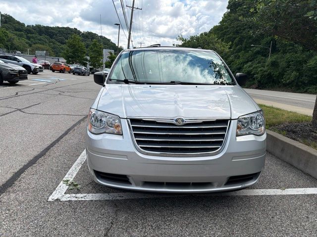 Thumbnail: 2010 Chrysler Town & Country - 32