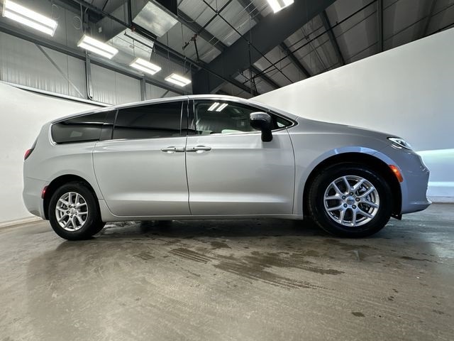 Thumbnail: 2023 Chrysler Pacifica - 3