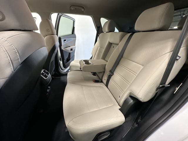 Thumbnail: 2017 Kia Sorento - 16