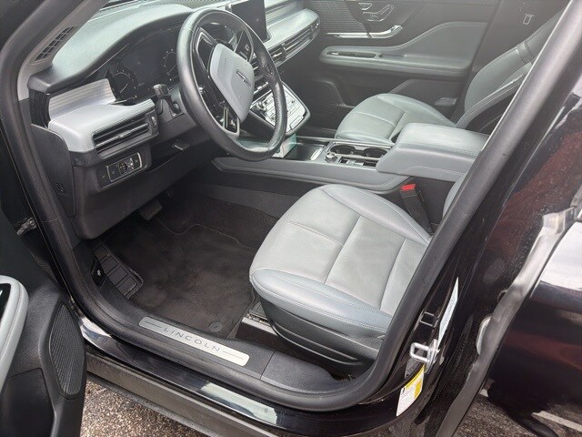 2022 Lincoln Corsair Standard photo 2