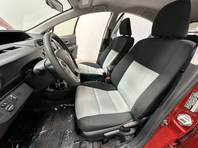 Thumbnail: 2015 Toyota Prius c - 13