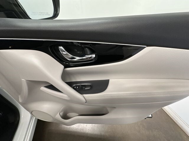 Thumbnail: 2018 Nissan Rogue Sport - 23