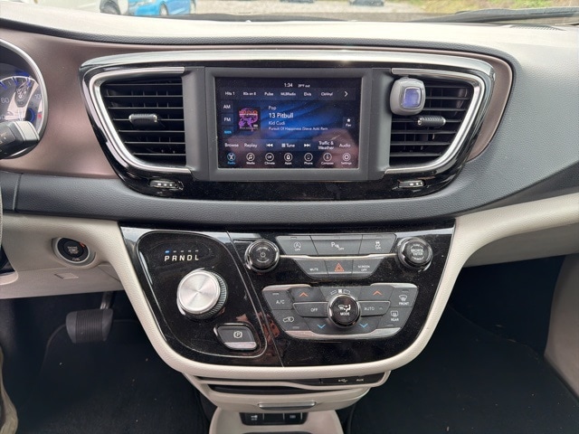 Thumbnail: 2018 Chrysler Pacifica - 23