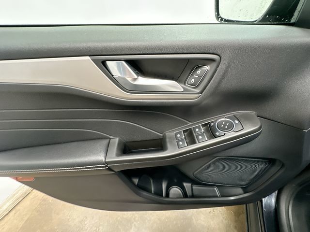 Thumbnail: 2021 Ford Escape - 17