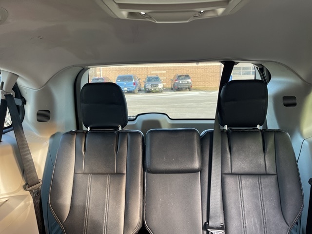 Thumbnail: 2016 Chrysler Town & Country - 16