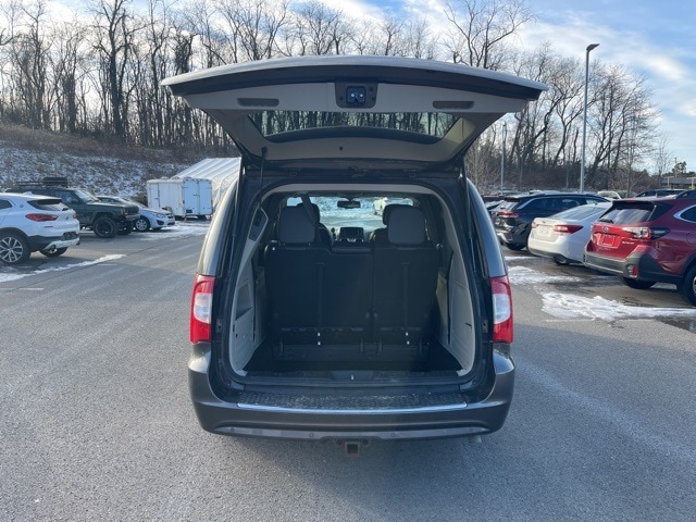 Thumbnail: 2016 Chrysler Town & Country - 11