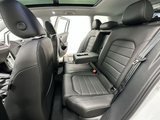 Thumbnail: 2018 Volkswagen e-Golf - 21