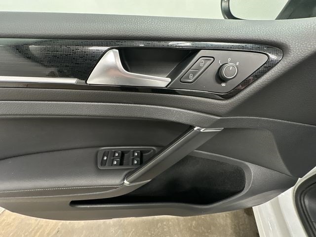 Thumbnail: 2018 Volkswagen e-Golf - 20