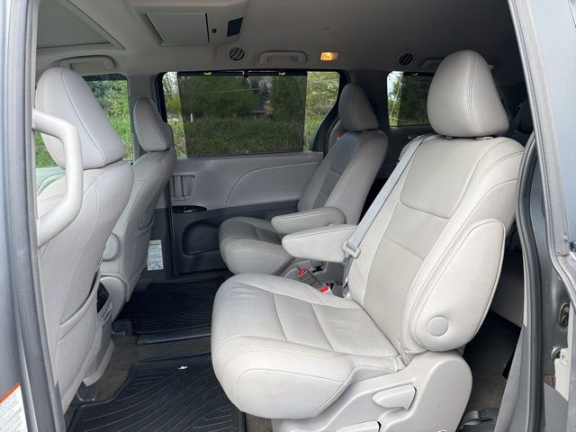 Thumbnail: 2017 Toyota Sienna - 18