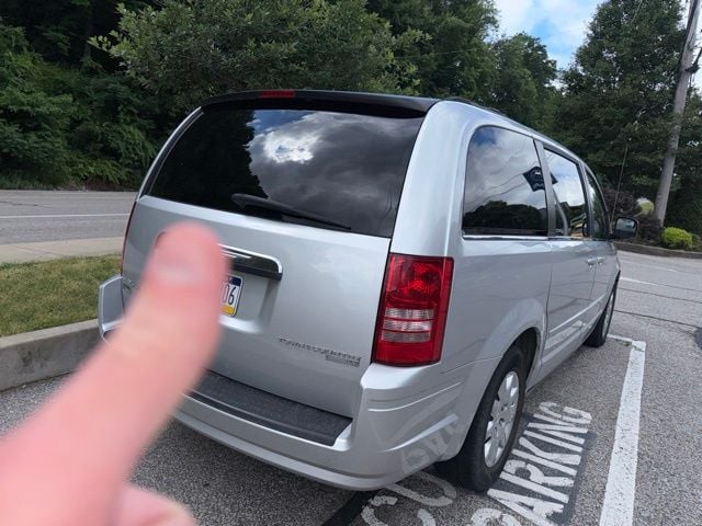 Thumbnail: 2010 Chrysler Town & Country - 10