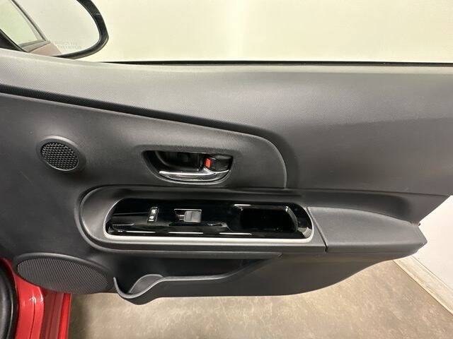 Thumbnail: 2015 Toyota Prius c - 19