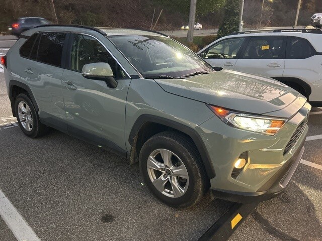 2021 Toyota RAV4 XLE photo 2