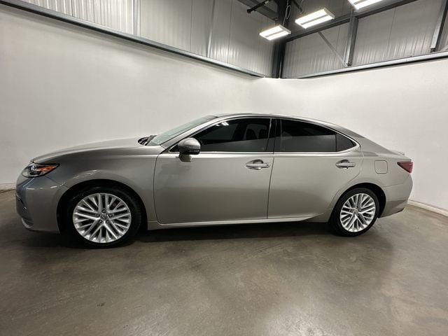 Thumbnail: 2017 Lexus ES - 2