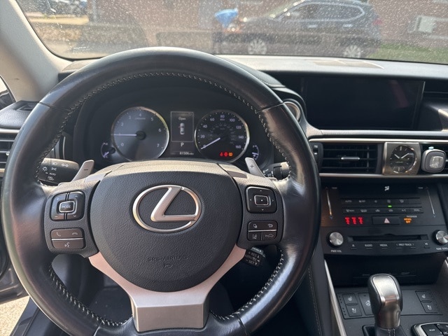 2017 Lexus IS  16