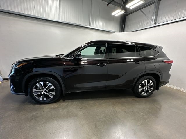 Used 2022 Toyota Highlander XLE with VIN 5TDGZRBH4NS177327 for sale in Moon Township, PA