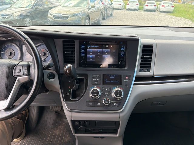 Thumbnail: 2017 Toyota Sienna - 22