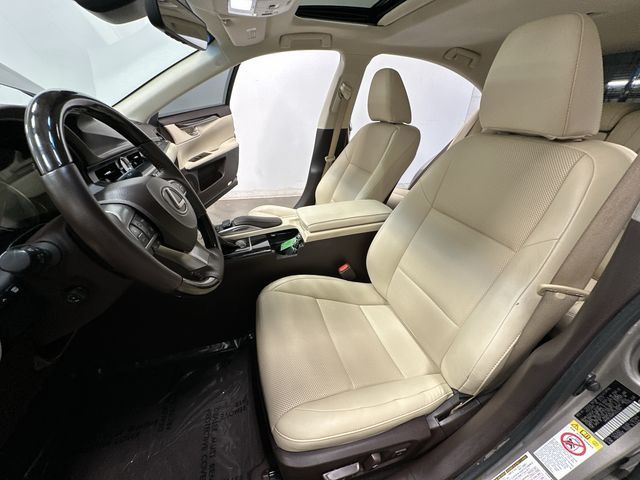 Thumbnail: 2017 Lexus ES - 19