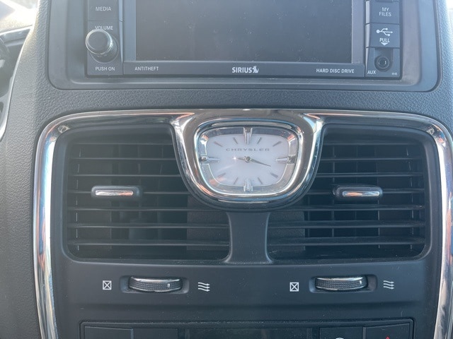 Thumbnail: 2016 Chrysler Town & Country - 22