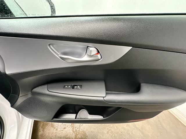 Thumbnail: 2022 Kia Forte - 21