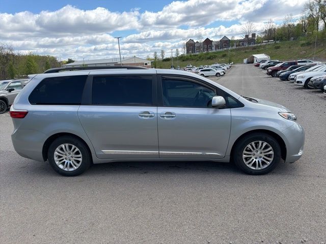 Thumbnail: 2017 Toyota Sienna - 6