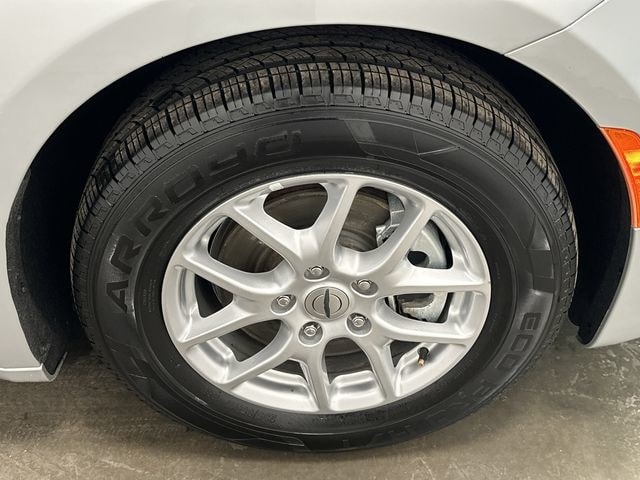 Thumbnail: 2023 Chrysler Pacifica - 5