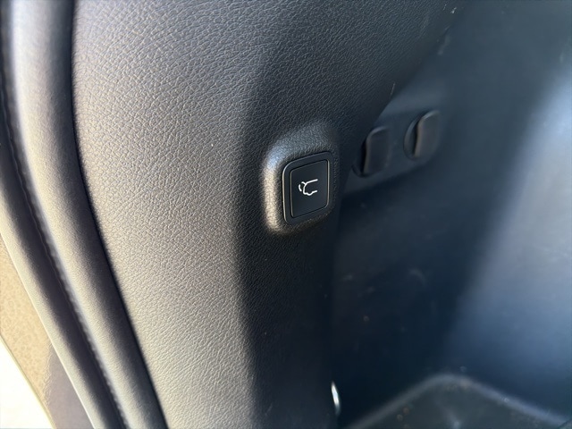 Thumbnail: 2019 Jeep Cherokee - 13