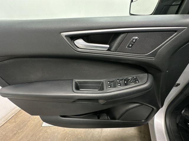 Thumbnail: 2016 Ford Edge - 16